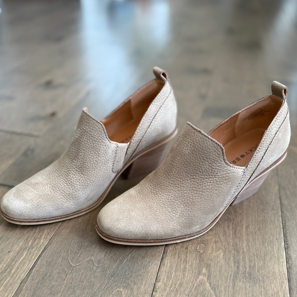 LUCKY BRAND Women's Suede Ankle Boots Size 7 Beige EUC